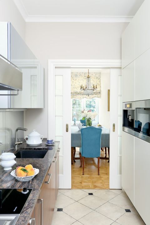 wąska biała kuchnia