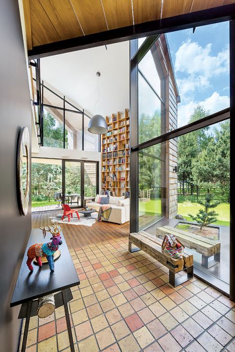 To, co w środku, miało wynikać z mazowieckiej tradycji, zachowano więc symboliczny podział na izbę