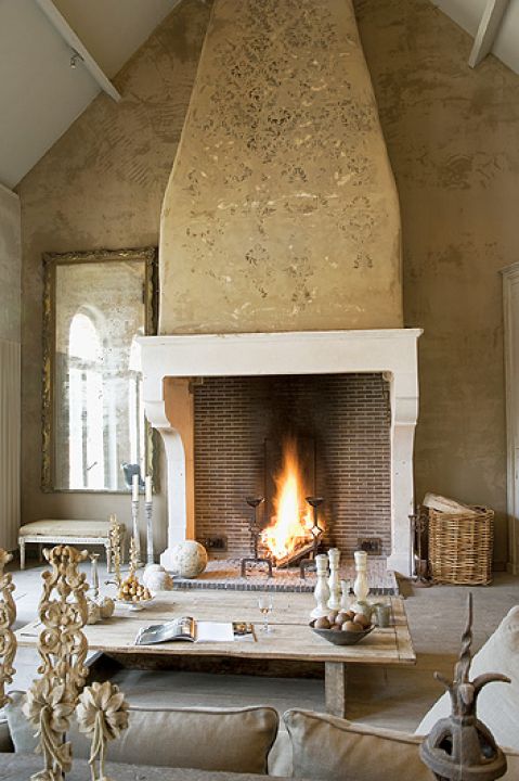 Tradycyjny, otwarty kominek. Młyn jak pałac: rustykalna perełka