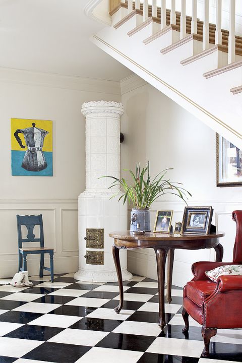 W całym domu przeplatają się styl pałacowy z rustykalnym.