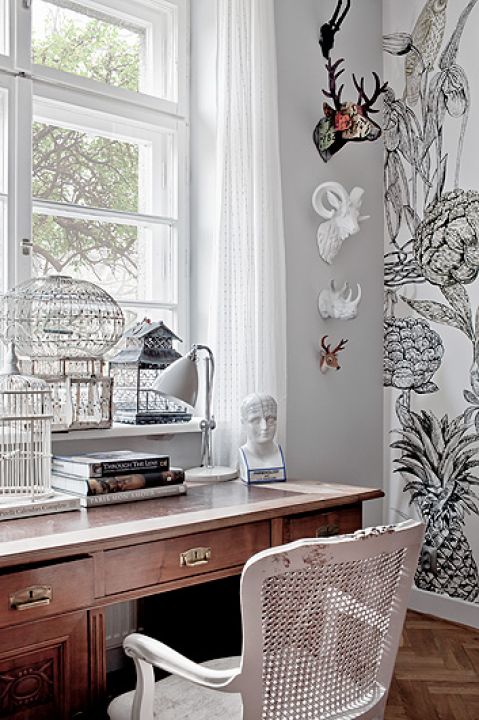 Trofea, każde z innego materiału: ceramiczny nosorożec, gipsowy muflon, papierowy jeleń i żeliwne różki.