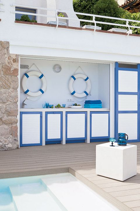 Udekorowana jest kołami ratunkowymi.