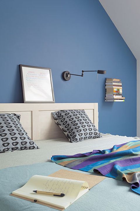 Urządzona prostymi meblami. Gospodyni przeczytała, że kolor niebieski działa kojąco, dlatego wybrała go do sypialni.