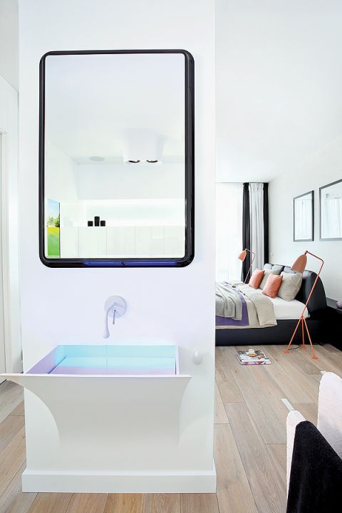 W całym apartamencie położono dębową podłogę, w łazience na ścianach pojawił się marmur. Do tego