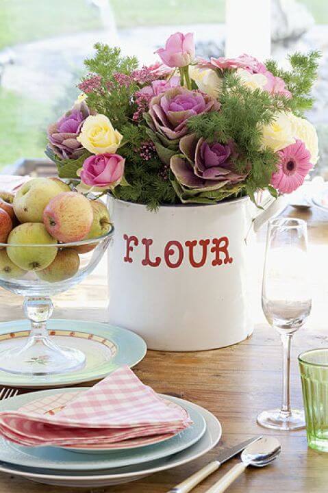 W domu dominuje jeden kolor: złamana biel i trochę dodatków z delikatnym różem