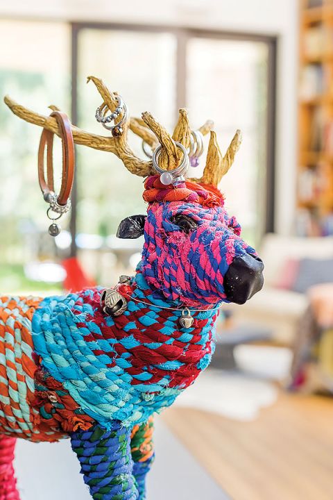 W domu mnóstwo jest dekoracji robionych ręcznie.