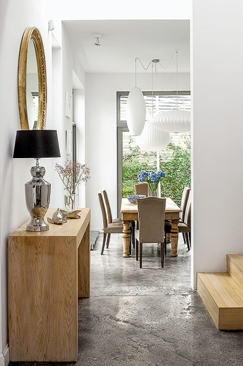 W domu nowoczesność łączy się ze stylowymi dodatkami, np. artdecowską lampą.