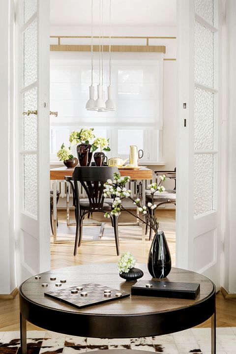 W domu są dwa wejścia: paradne i służbowe oraz duża wygodna kuchnia.