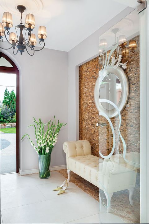 W holu jedna ściana jest zrobiona z surowej cegły.