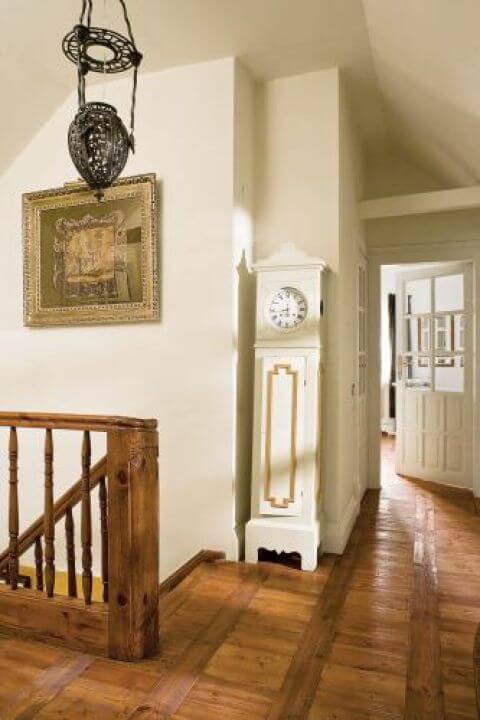 W holu stoi stary zegar. Z duchem renesansu