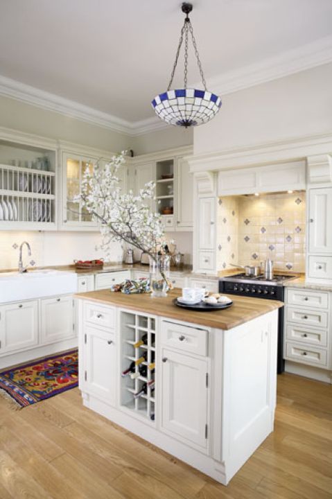 W kuchni gospodyni nie tylko gotuje, ale też pracuje - tak lubi to miejsce.