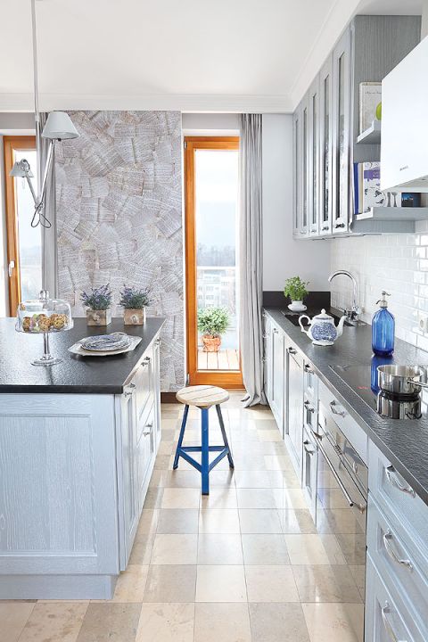 W kuchni tapeta z zeskanowanymi przepisami z babcinej książki kucharskiej.