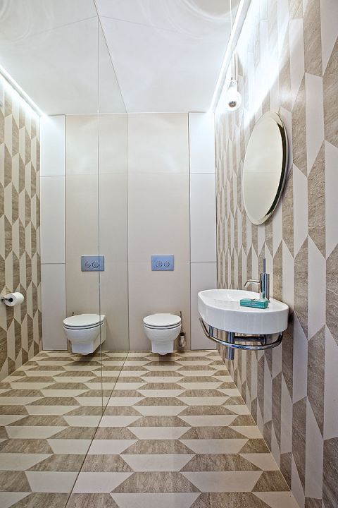 W łazience lustra zamontowane są od podłogi po sam sufit.
