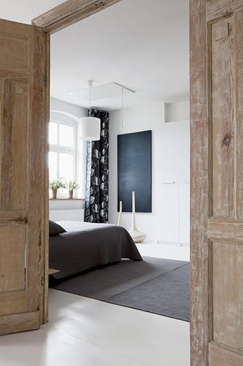 W mieszkaniu jest dużo sklejki, nowoczesnego malarstwa i  ręcznych robótek gospodarza.