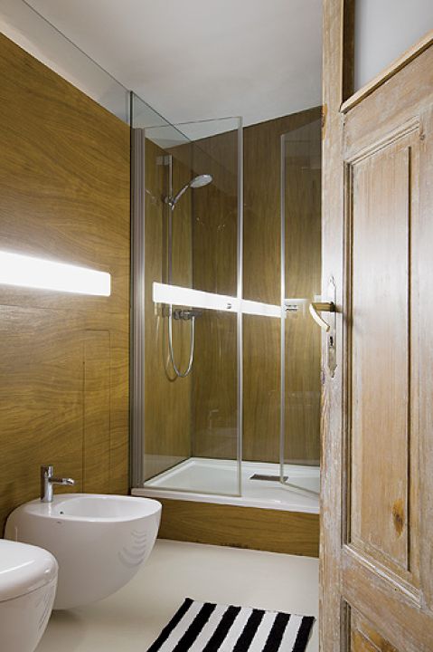 W mieszkaniu jest dużo sklejki, nowoczesnego malarstwa i  ręcznych robótek gospodarza.