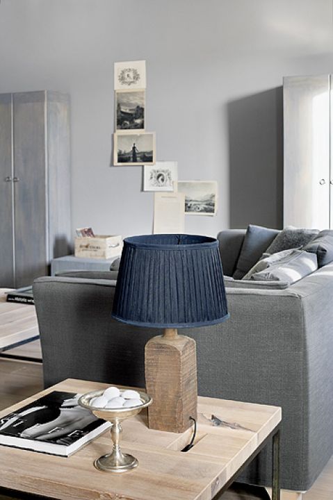 W mieszkaniu połączone proste, naturalne materiały z drobnymi elementami industrialnymi.