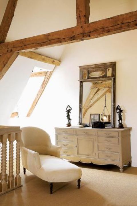 W sypialni na poddaszu obowiązuje spokojny styl. Najważniejsze są belki podtrzymujące dach. To do nich