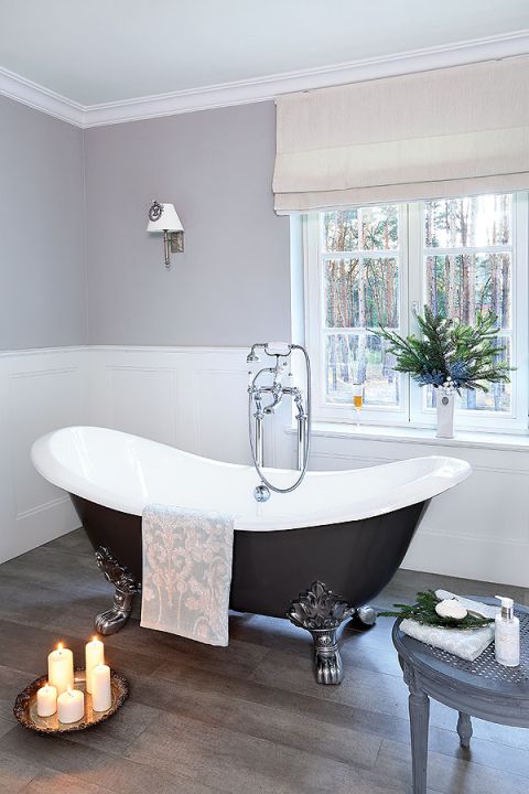 Wanna wolnostojąca w łazience. Rodzina czeka pierwszej gwiazdki