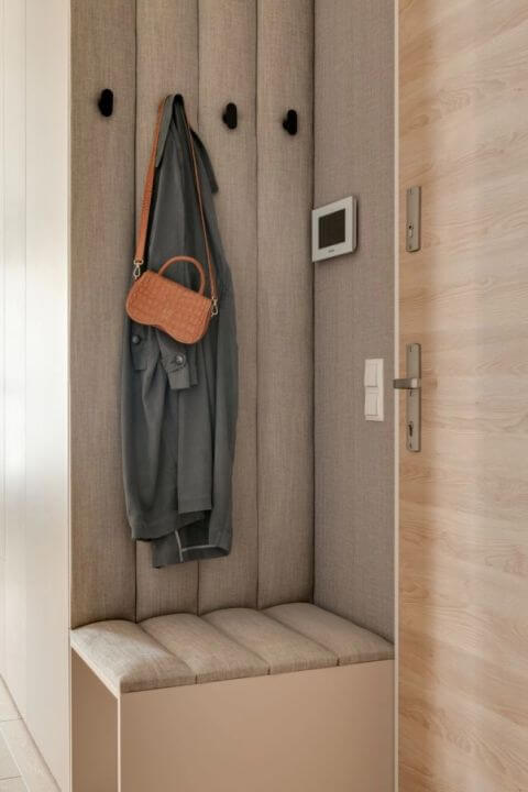 zabudowa małego i wąskiego przedpokoju