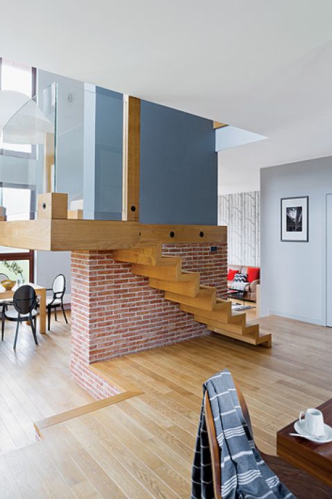 We wnętrzu znajdziemy fragment czerwonego muru.