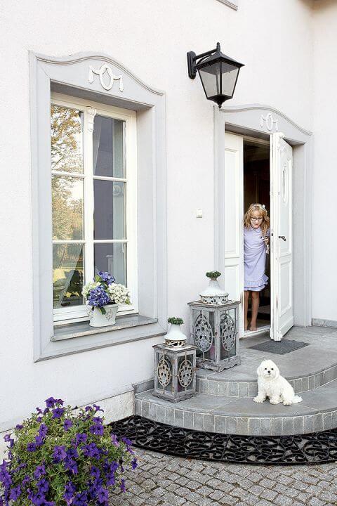 Wejście do domu. Romantyczna willa w Krakowie