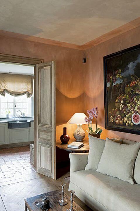 Widok na kuchnię. Francuski styl na belgijskiej wsi