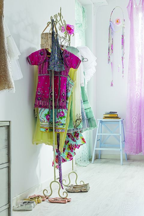 Wieszak z ubraniami w pokoju Mai. Na co dzień w gimnazjum obowiązuje ją surowy dress code: biała koszula i