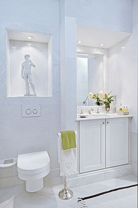 Właściciel, nim przeprowadził się do Warszawy, mieszkał w pałacyku w Belgii, stąd zamiłowanie do sztukaterii,