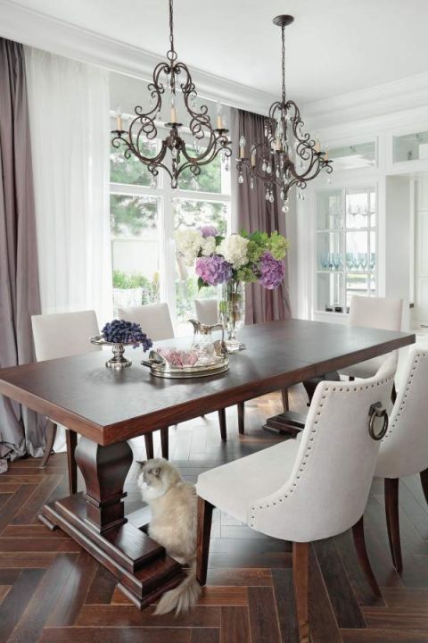 Na podłodze jodełka klasyczna (dąb wędzony Palermo) z parkett.pl. Stół i krzesła w jadalni marki Meble Łuszczyński.