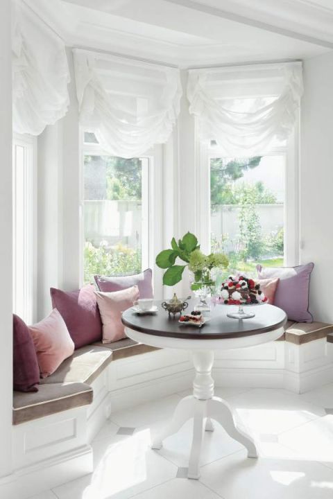 We wnętrzach dominuje tak ceniony teraz modern classic, inspirowany stylem amerykańskich rezydencji. Do tego nuty