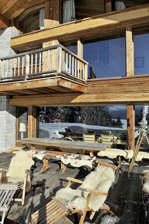 Wygląda jak okoliczne domy i został zbudowany z miejscowych materiałów – drewna sosnowego i granitu.