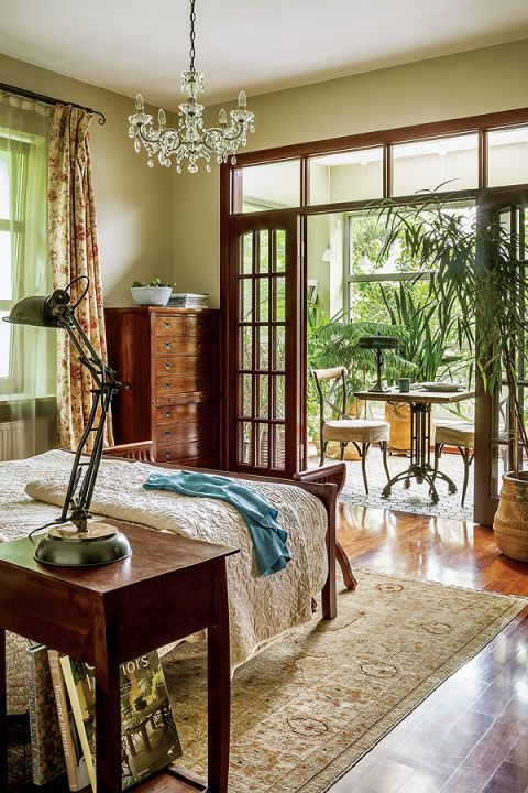 Wyrafinowana i jednocześnie nowoczesna - klasyka, czerpiąca garściami z antycznych wzorów, malowideł, ornamentyki pałacowej.