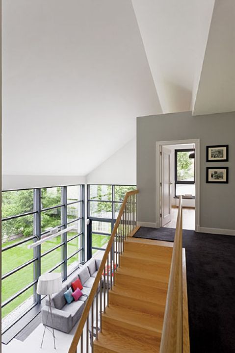 Wysoki na dwa pietra, z oknami od sufitu do podłogi, to pomysł gospodarza, który uwielbia naturalne światło.