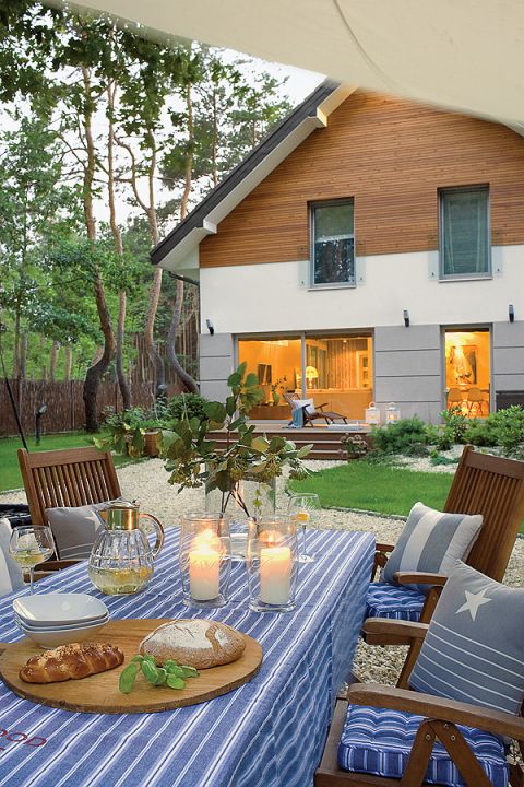 Skandynawski styl w sosnowym lesie