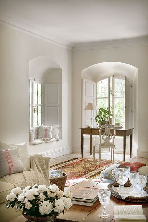 Wystarczyło rzucić kilka poduch. Rustykalny dom wśród chlebowych drzew