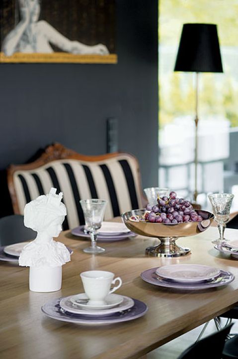 XIX-wieczna sofa w nowym obiciu w beżowo-czarne pasy.