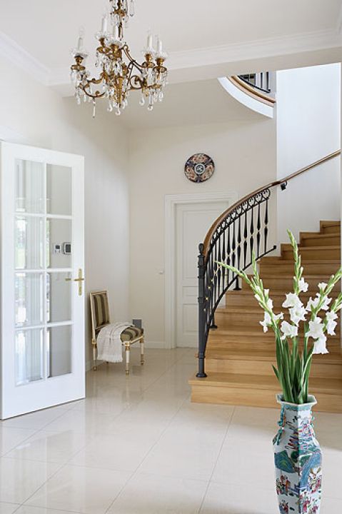 Z holu szerokie drzwi prowadzące do dalszych części domu. Pokoje w amfiladzie.