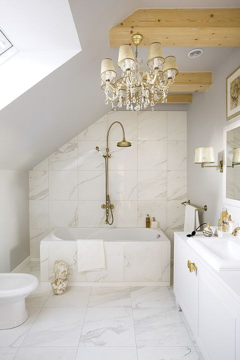 Z pałacowymi akcentami - żyrandolem znalexionym na starociach i złotymi uchwytami przy szafce przywiezionymi z