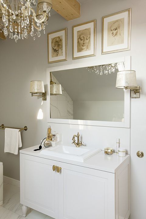 Z pałacowymi akcentami - żyrandolem znalexionym na starociach i złotymi uchwytami przy szafce przywiezionymi z