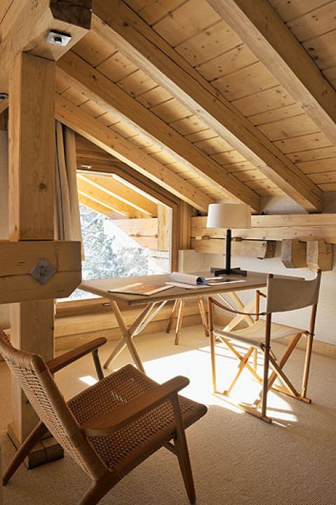 Z takimi widokami o wenę nietrudno. Nic dziwnego, że Włoch wymyśla bajkowe łodzie. Przy biurku krzesło-ikona - Folding chair.