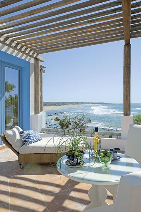 Zamiast dachu ażurowa konstrukcja z drewnianych belek.