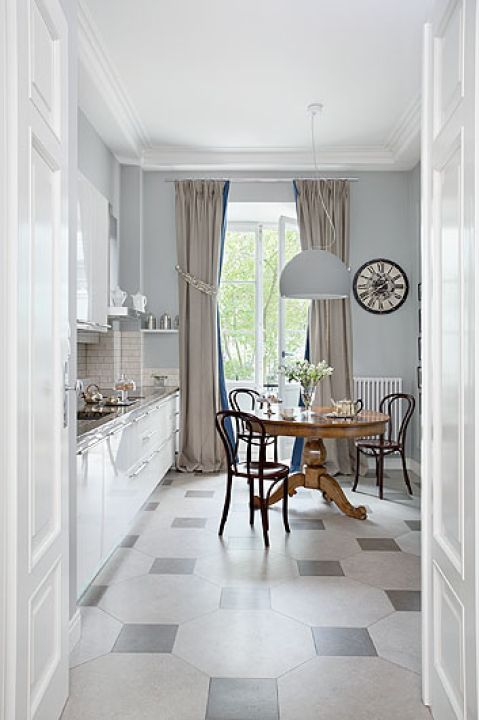 Zamiast klasycznej czarno-białej szachownicy z płytek, gresowa mozaika z ośmiokątów i kwadratów w dwóch odcieniach szarości.