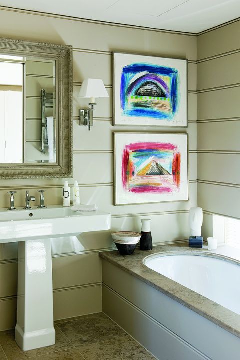 Zamiast wykładać ściany kafelkami, użył boazeryjnych paneli.