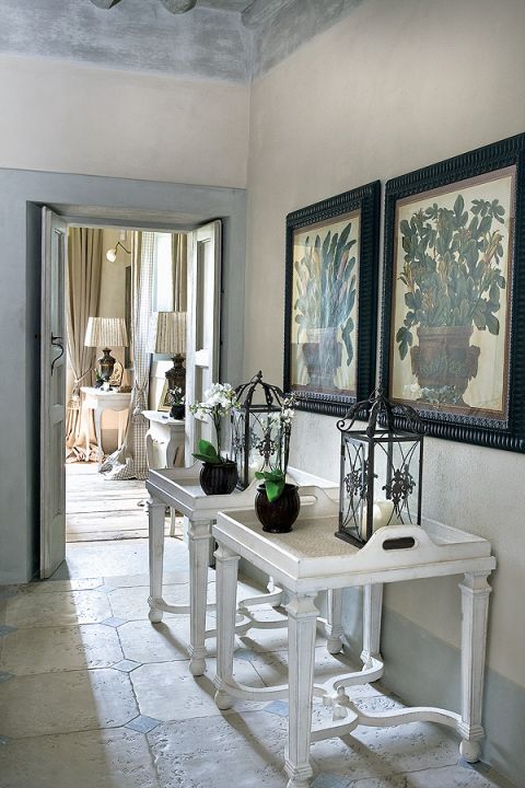 Zieleń w odcieniu szałwii, szarości, sjena palona.