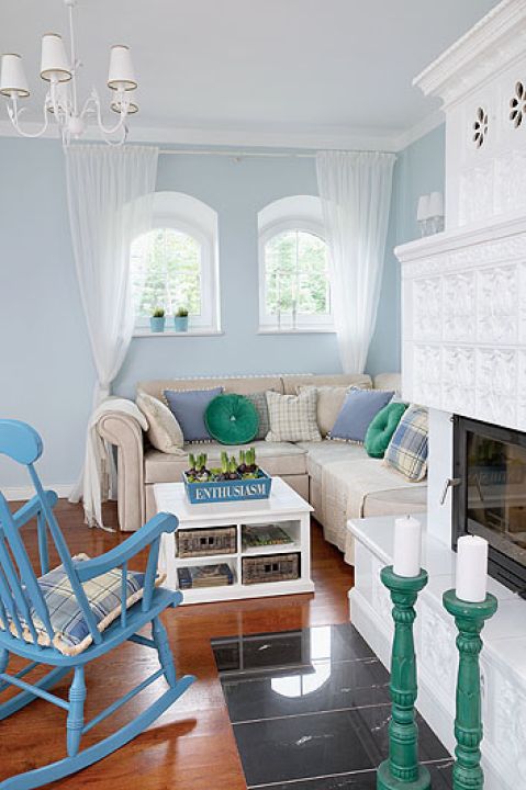 Zielone świeczniki kupiła w Scandinavian Living, zielone poduszki to Bo Concept, pozostałe - Dekoria.