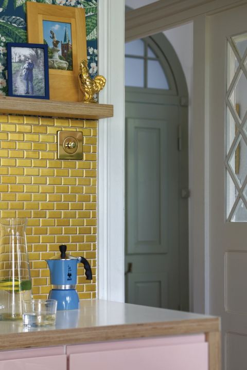 złote płytki nad blatem w kuchni