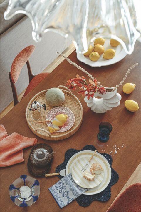 małe mieszkanie w słonecznych kolorach