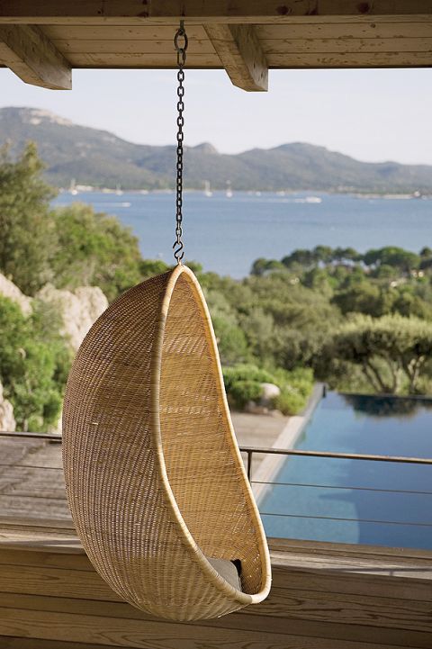 Dom na wzgórzu. Dom z basenem, dom nad morzem, drewno, beton, wnętrze nowoczesne, naturalne materiały, aranżacje