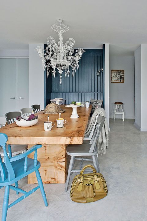 Dom nad jeziorem jest ogromny. Króluje w nim szarość, którą ogrzewają żółte dodatki i drewno z modrzewia syberyjskiego. Są