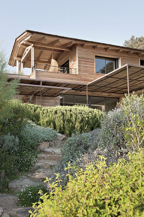 Jacques, fotograf mody ciągle w podróży, wymyślał ten dom latami. Z odwiedzanych miejsc przywoził nie tylko wspomnienia.